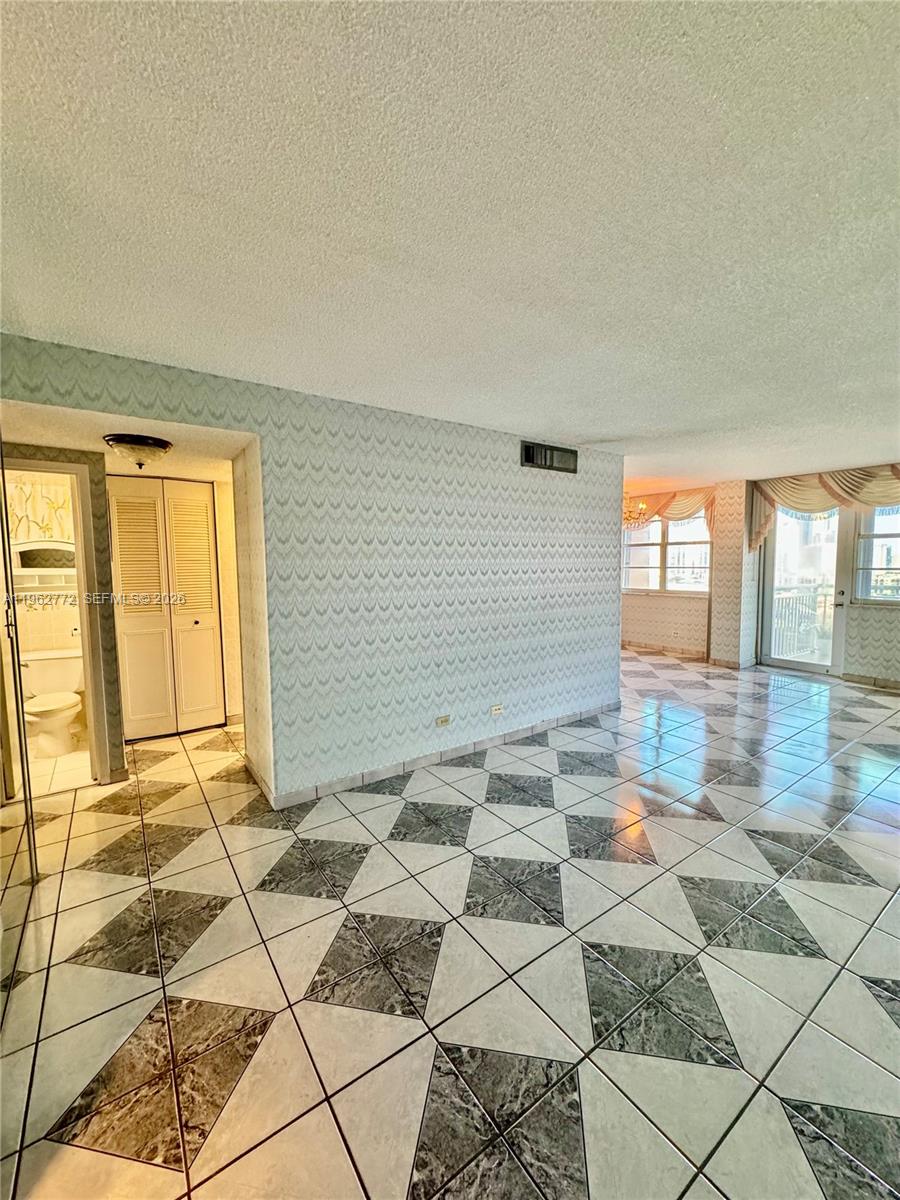 WINSTON TOWERS 200 - Residential