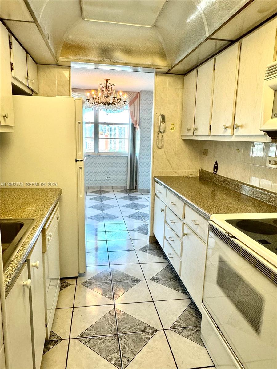 WINSTON TOWERS 200 - Residential