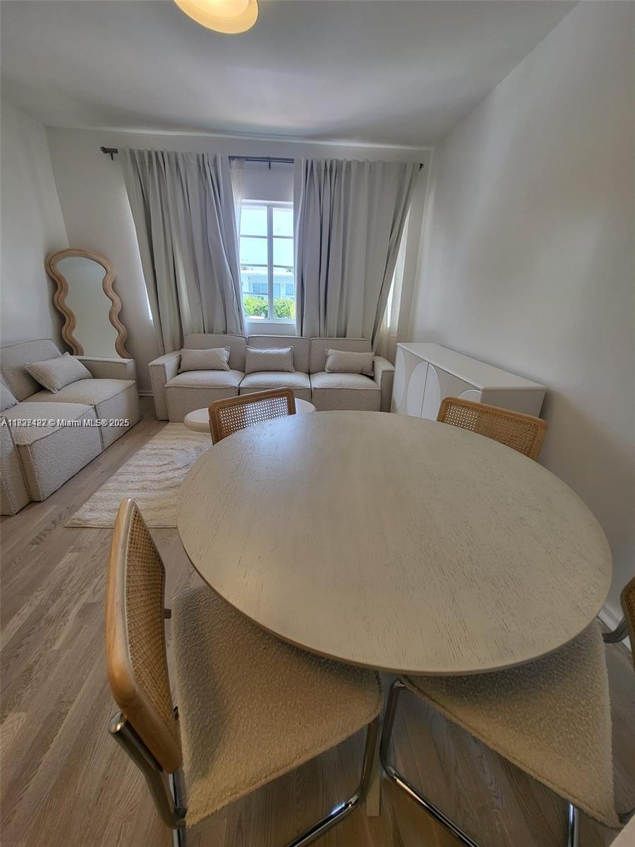 FIRST DECO CONDO - Residential