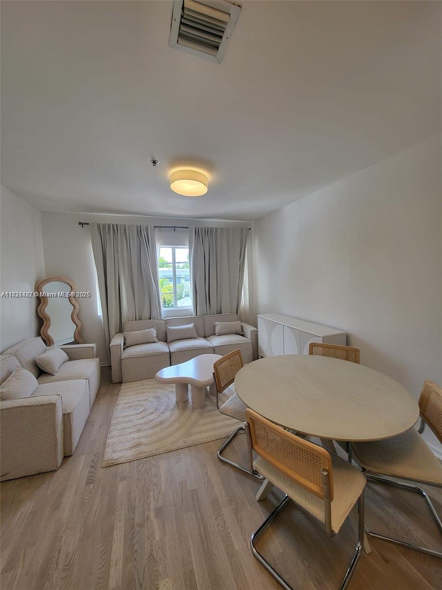 FIRST DECO CONDO - Residential