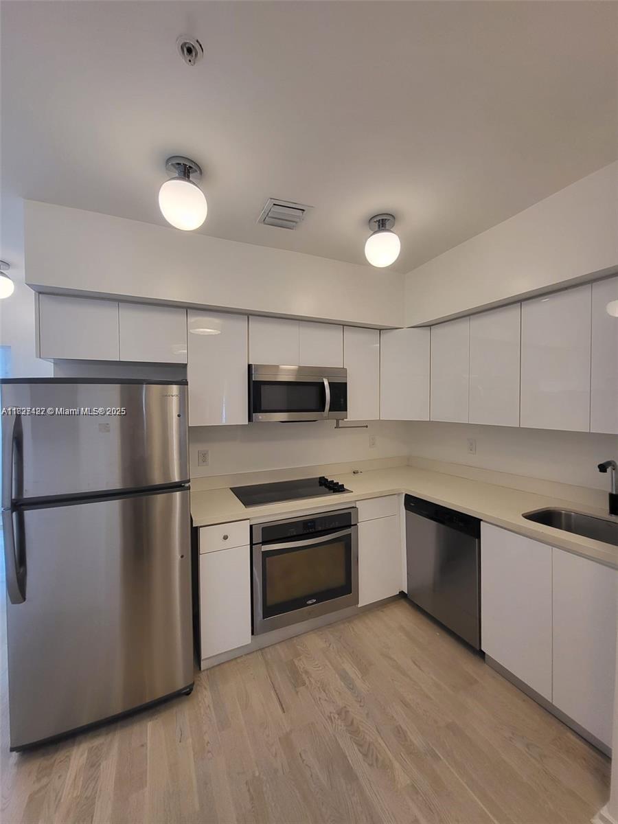 FIRST DECO CONDO - Residential
