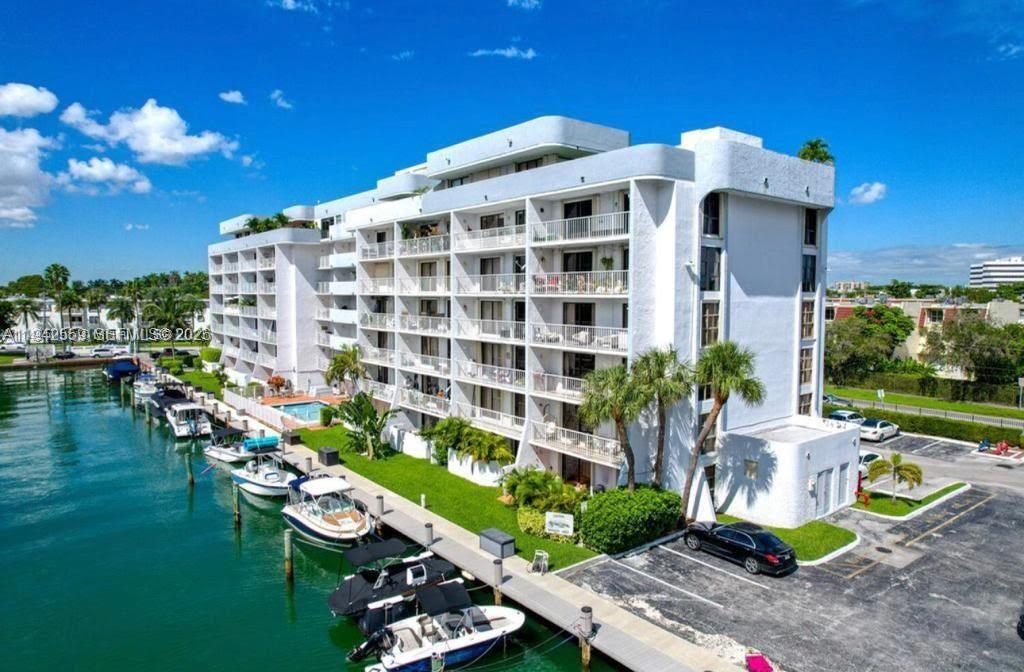 CRICKET CLUBHOUSE CONDO - Residential