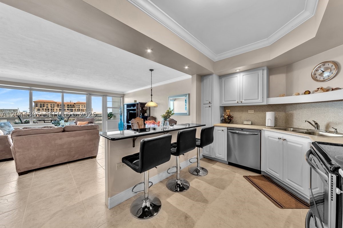 HOLLYWOOD TOWERS CONDO - Residential