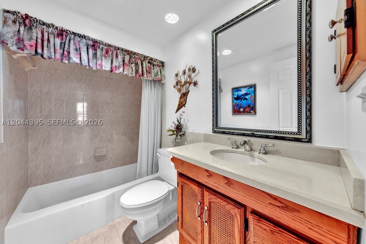 HOLLYWOOD TOWERS CONDO - Residential
