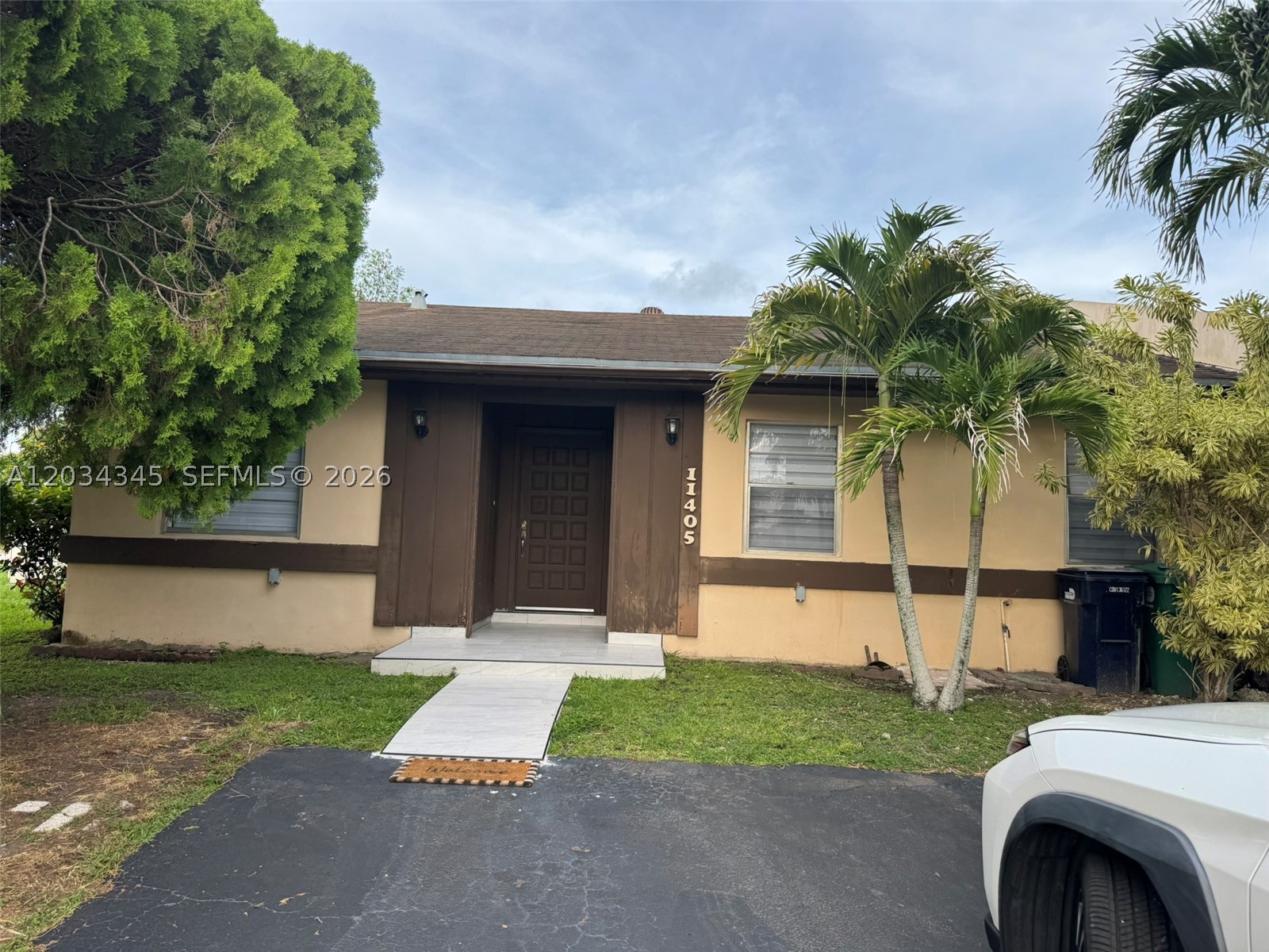 Spacious 3-bedroom, 2-bath townhouse in the desirable Devonaire Villas community. Prime location close to shopping, schools, parks, and major roadways. A great opportunity for homeowners