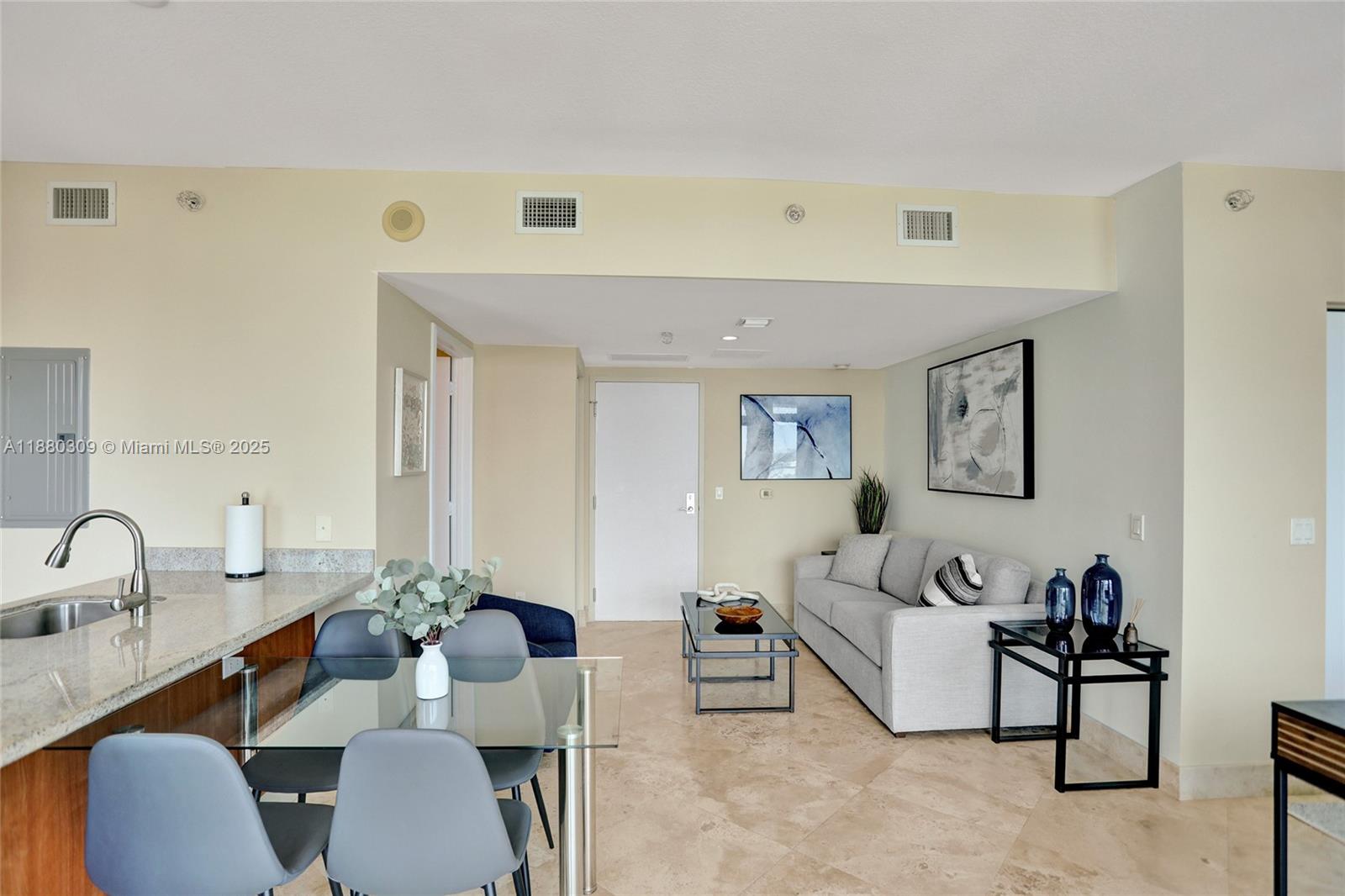 LATITUDE ON THE RIVER CON - Residential