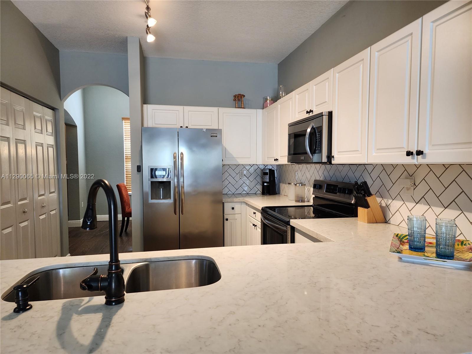 FLORIDIAN BAY ESTATES - Residential