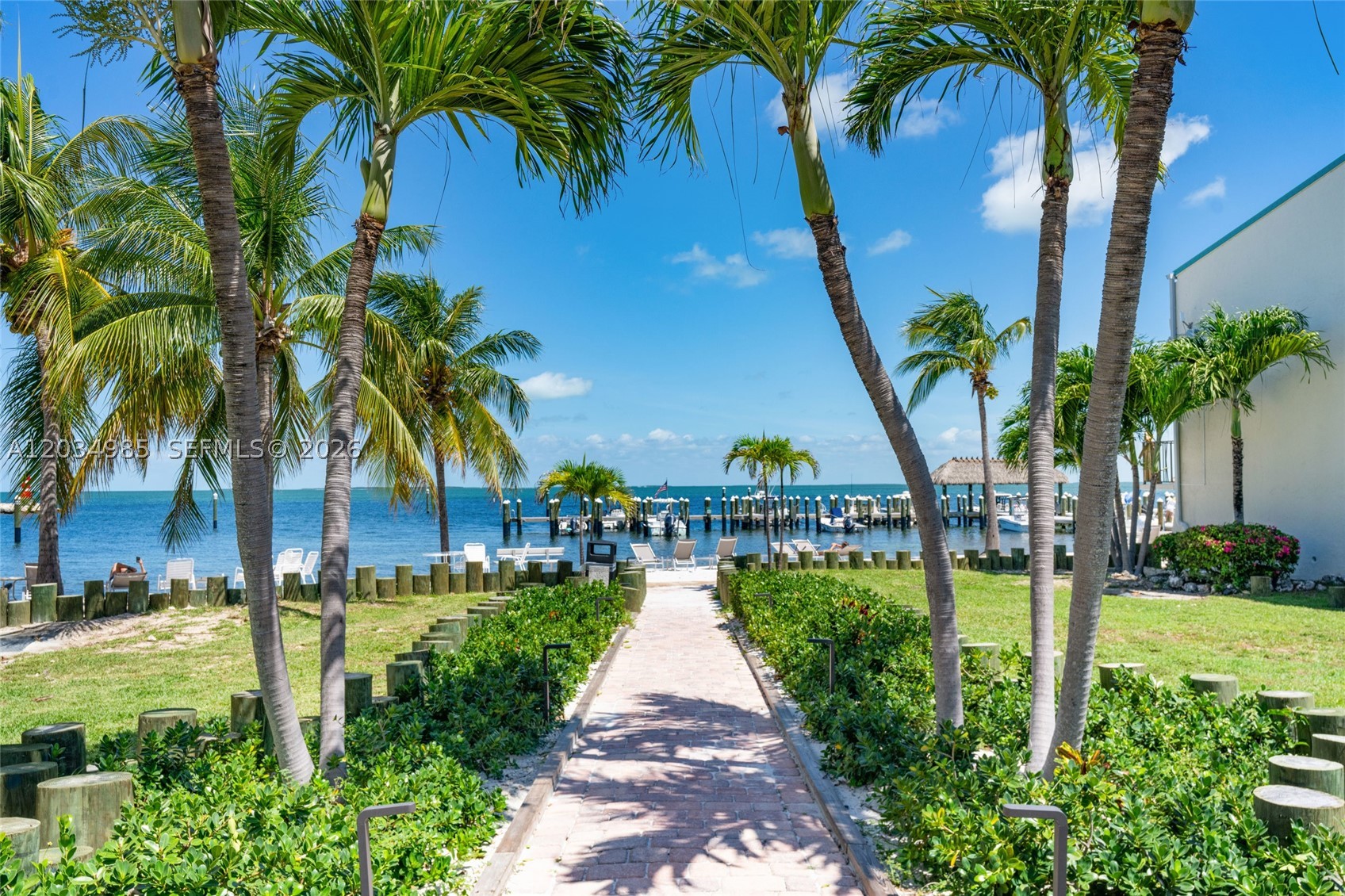 EXECUTIVE BAY CLUB - Residential