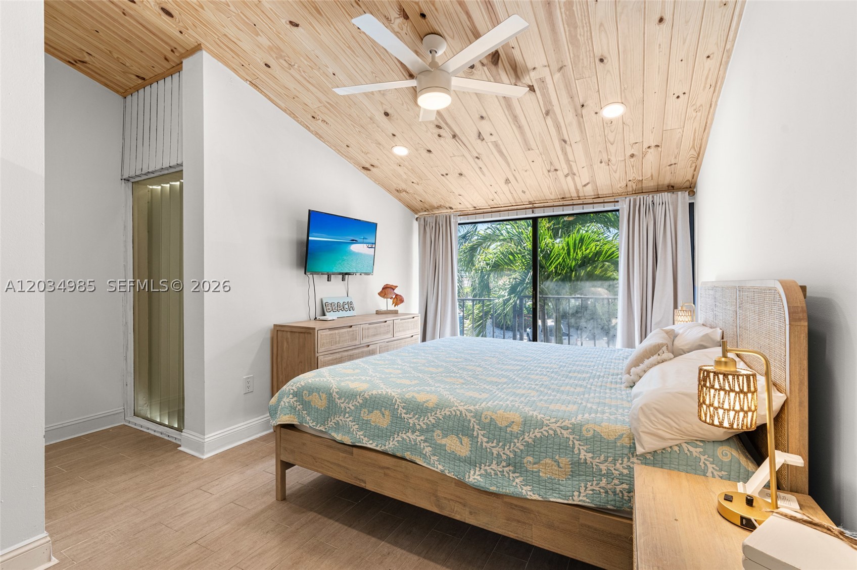 EXECUTIVE BAY CLUB - Residential
