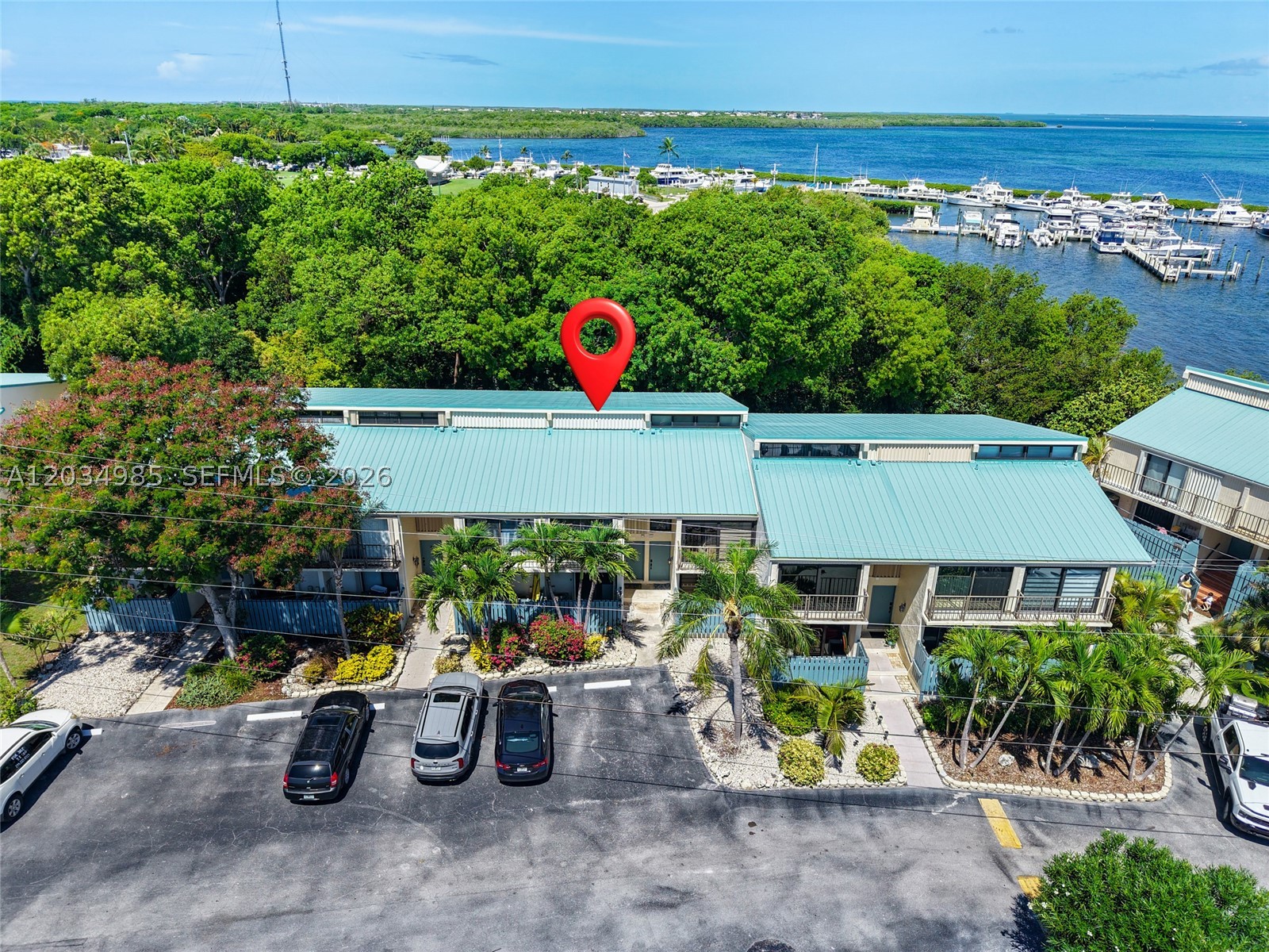 EXECUTIVE BAY CLUB - Residential