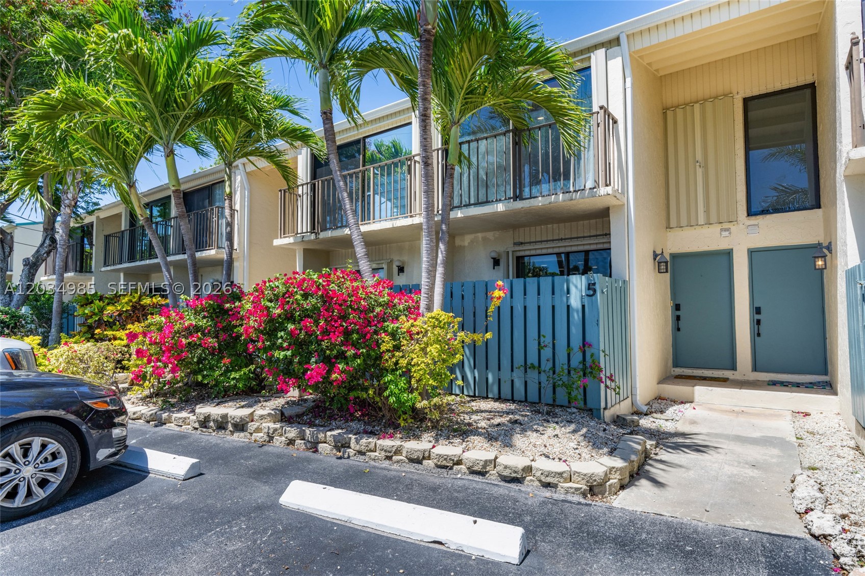 EXECUTIVE BAY CLUB - Residential