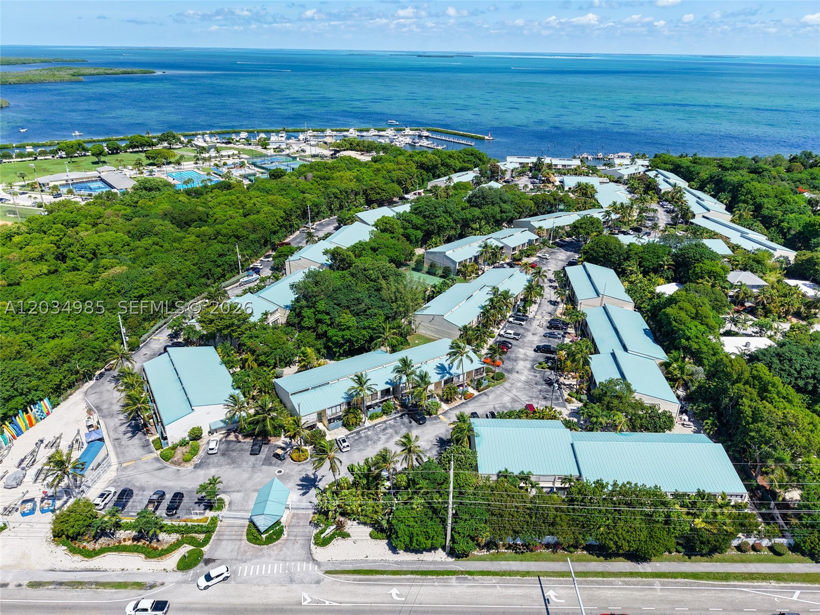 EXECUTIVE BAY CLUB - Residential