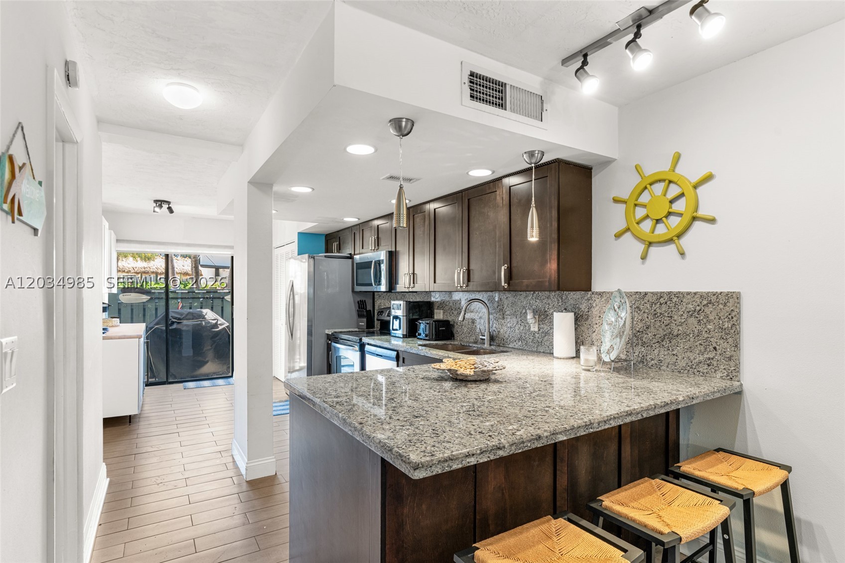 EXECUTIVE BAY CLUB - Residential