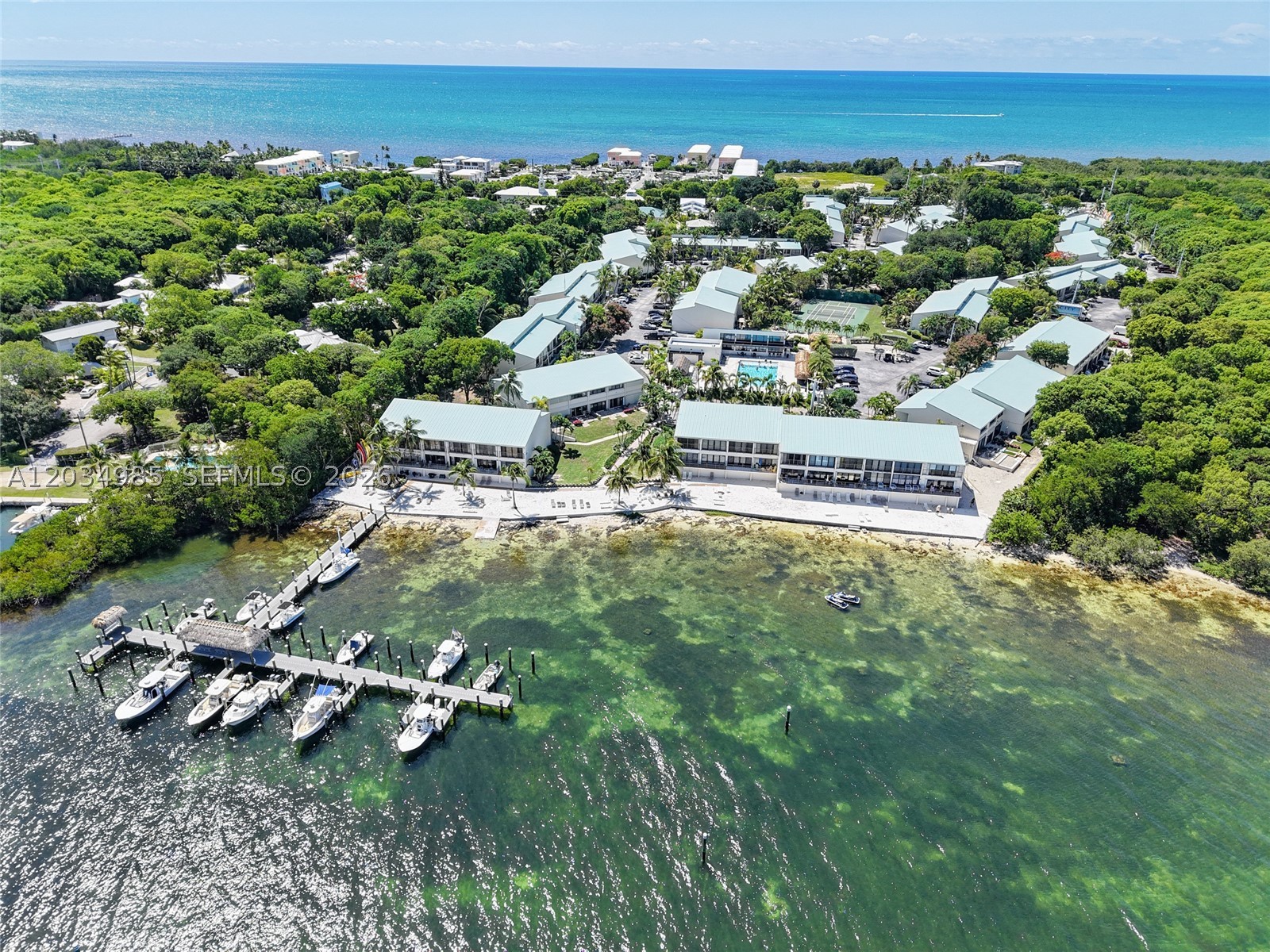EXECUTIVE BAY CLUB - Residential
