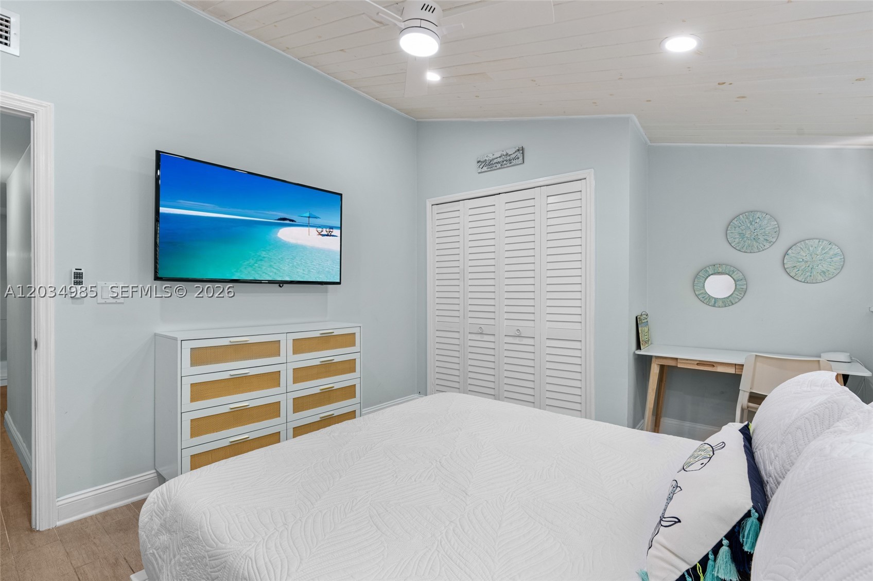 EXECUTIVE BAY CLUB - Residential
