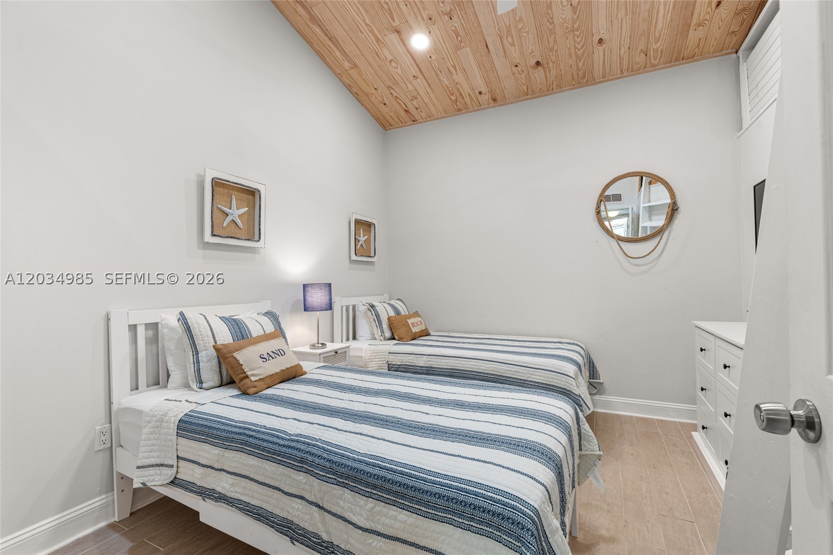 EXECUTIVE BAY CLUB - Residential