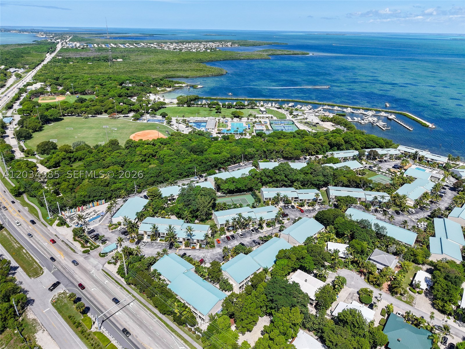 EXECUTIVE BAY CLUB - Residential
