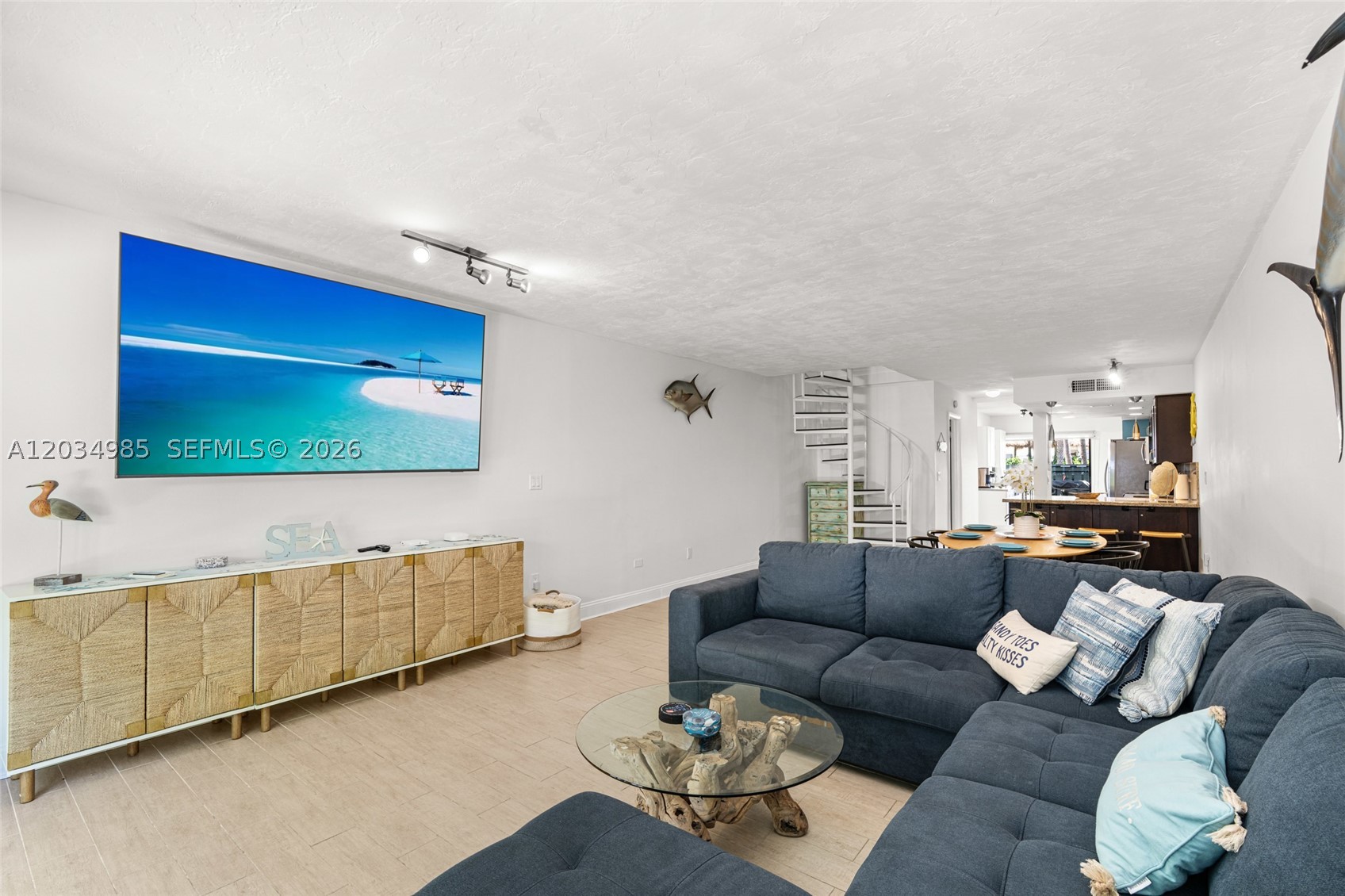 EXECUTIVE BAY CLUB - Residential