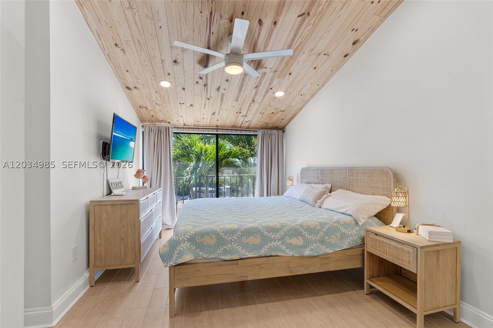EXECUTIVE BAY CLUB - Residential