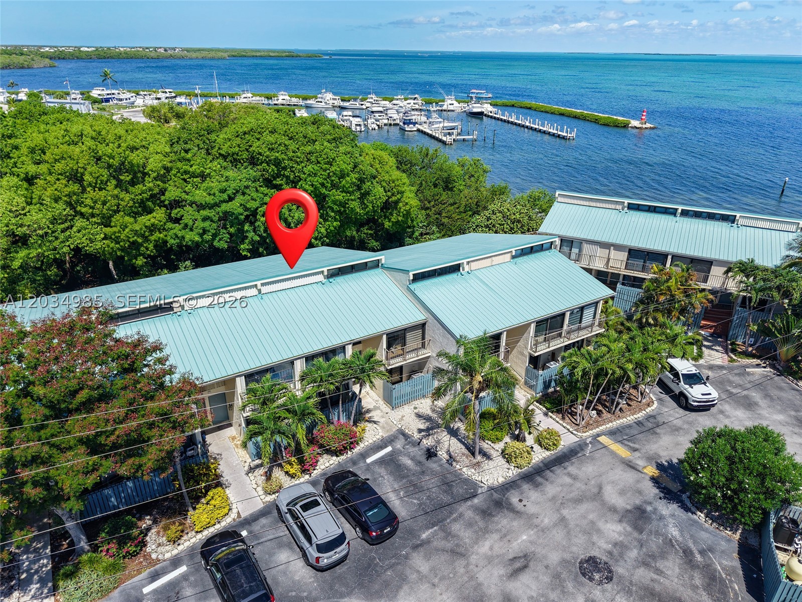 EXECUTIVE BAY CLUB - Residential