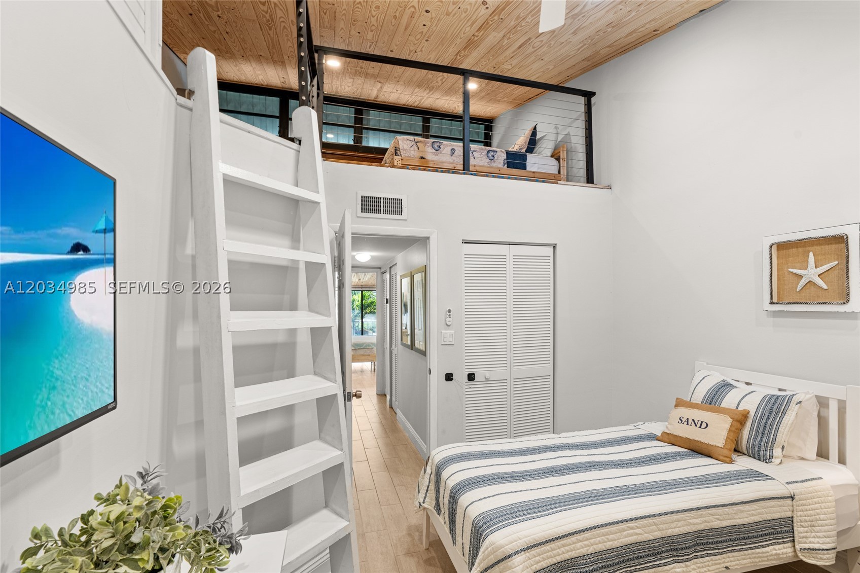 EXECUTIVE BAY CLUB - Residential
