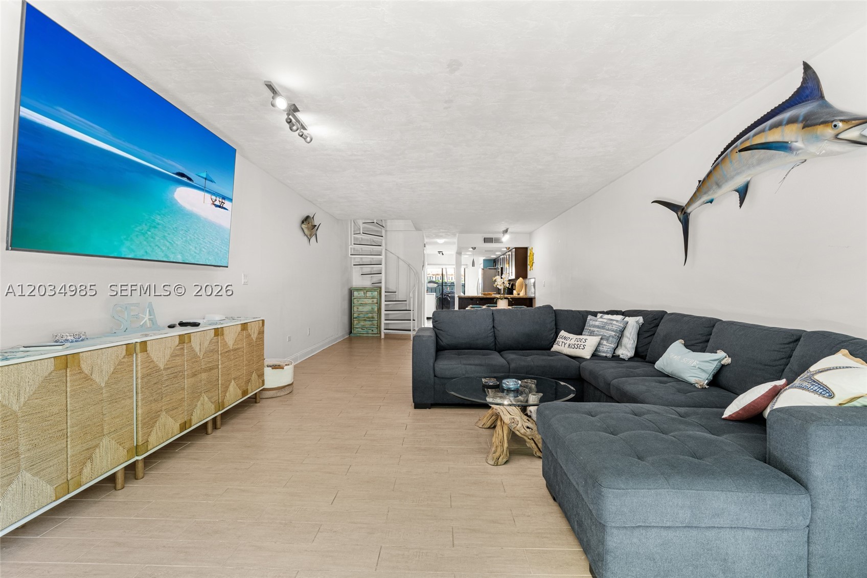 EXECUTIVE BAY CLUB - Residential