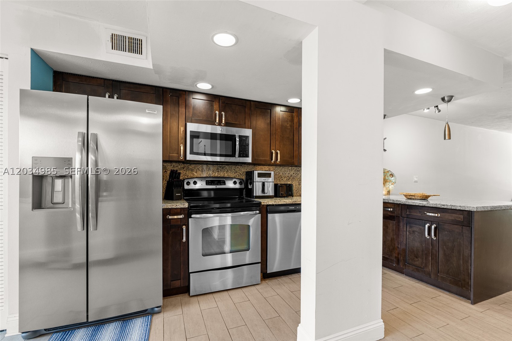 EXECUTIVE BAY CLUB - Residential