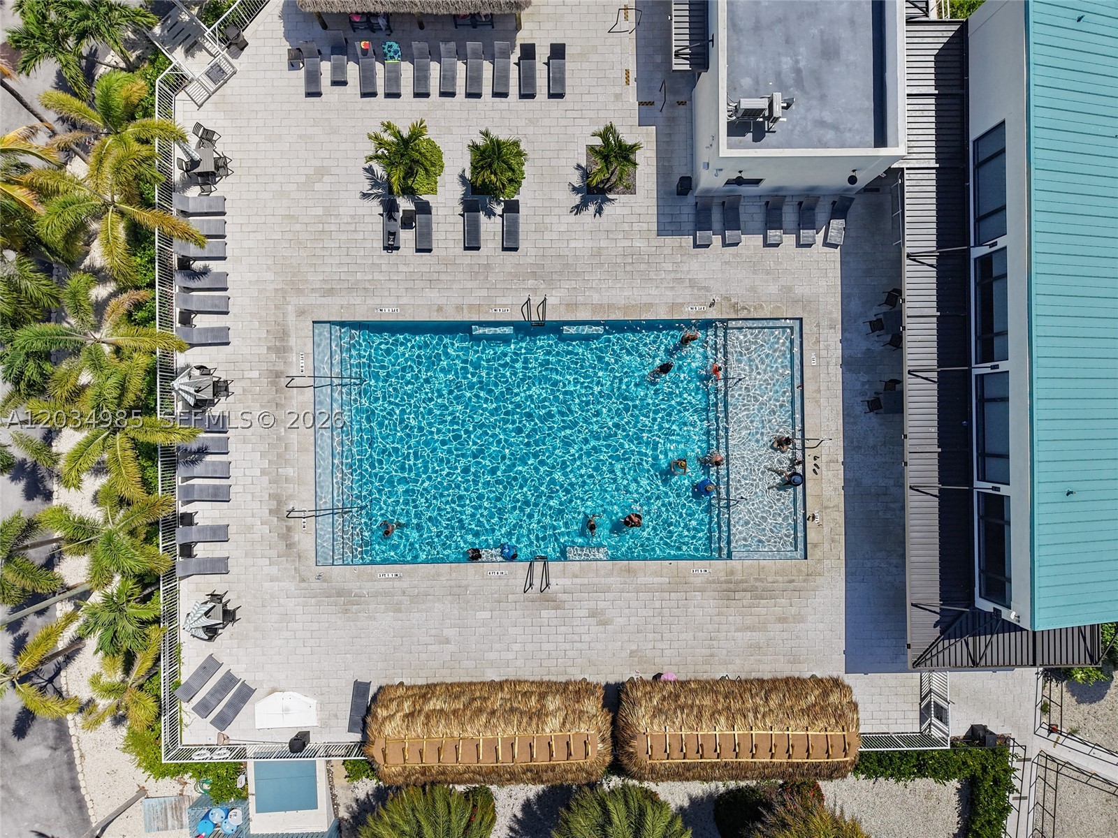EXECUTIVE BAY CLUB - Residential