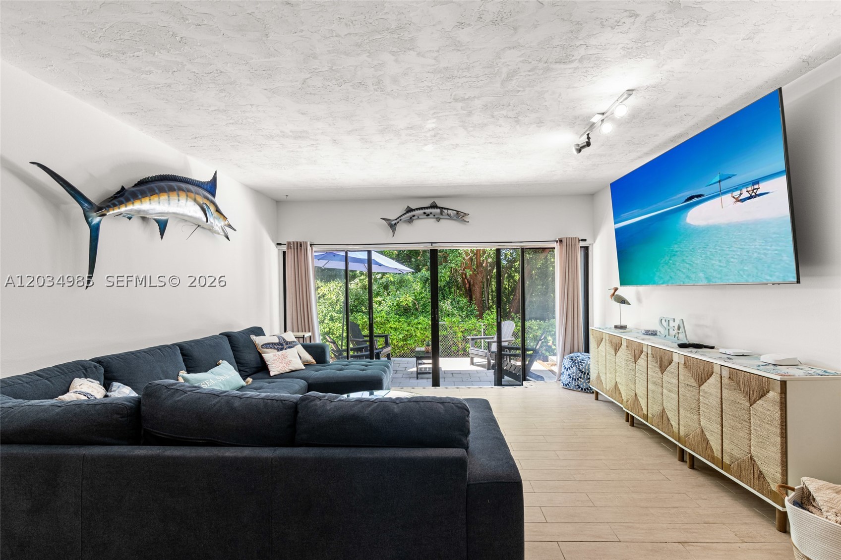 EXECUTIVE BAY CLUB - Residential