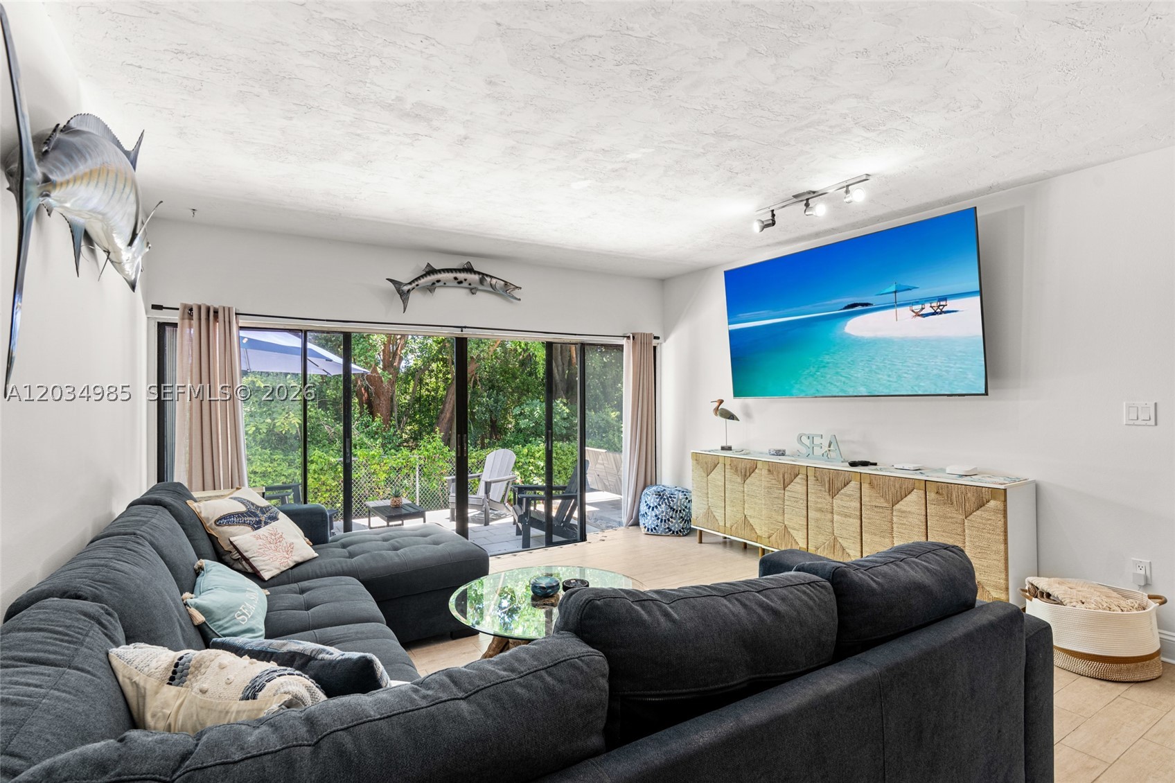 EXECUTIVE BAY CLUB - Residential