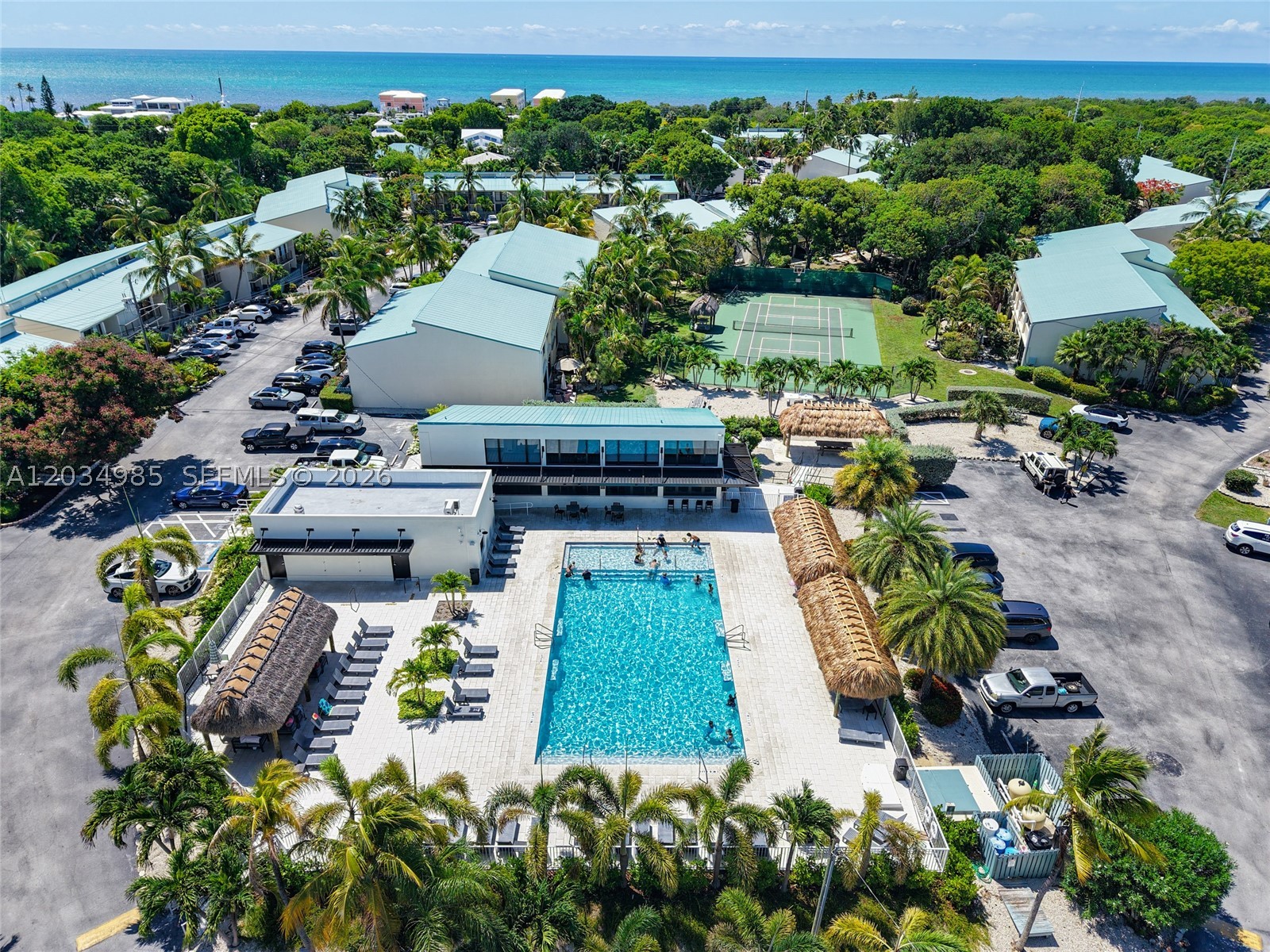 EXECUTIVE BAY CLUB - Residential