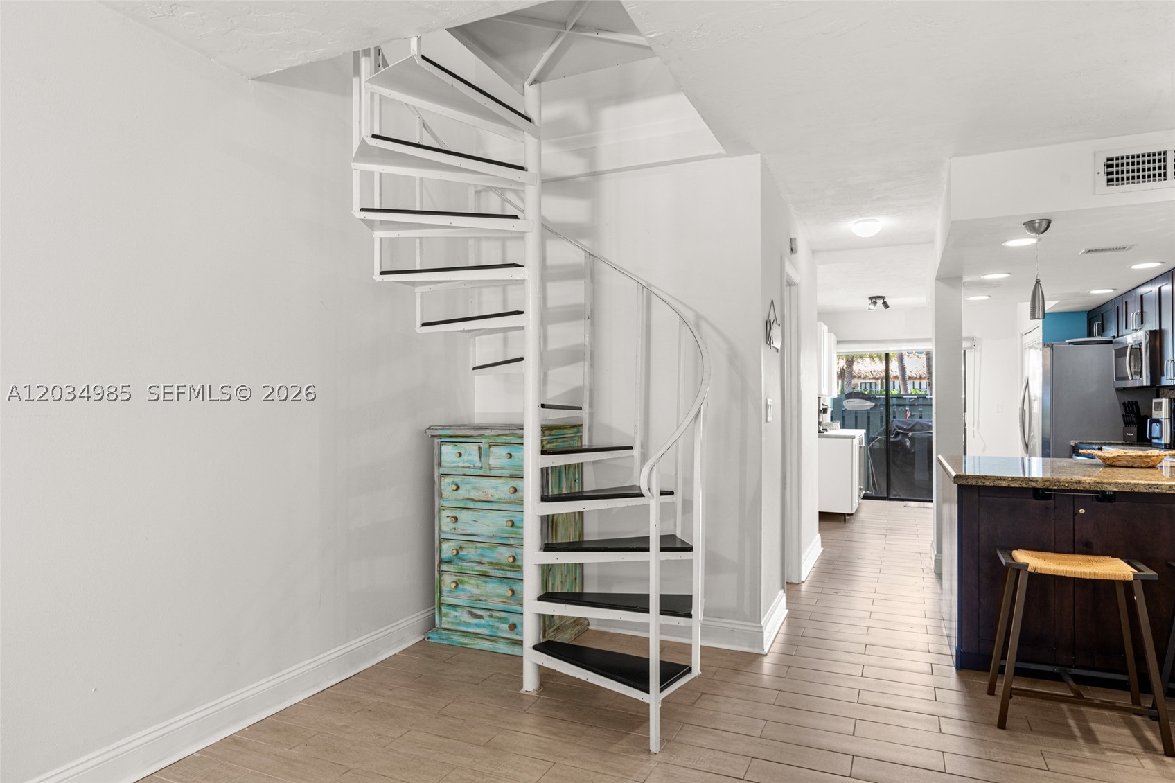 EXECUTIVE BAY CLUB - Residential