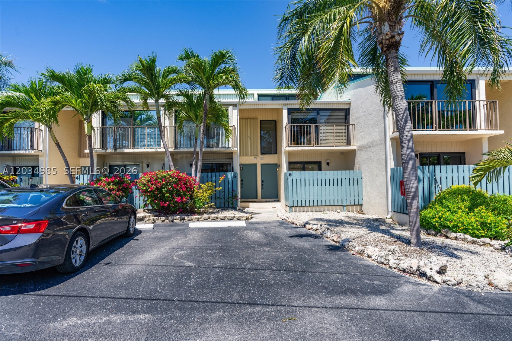 EXECUTIVE BAY CLUB - Residential