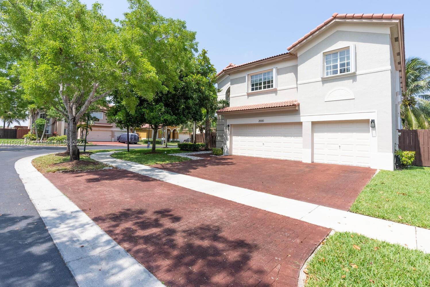 FLORIDIAN BAY ESTATES - Residential