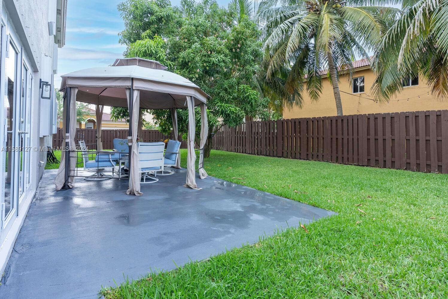 FLORIDIAN BAY ESTATES - Residential