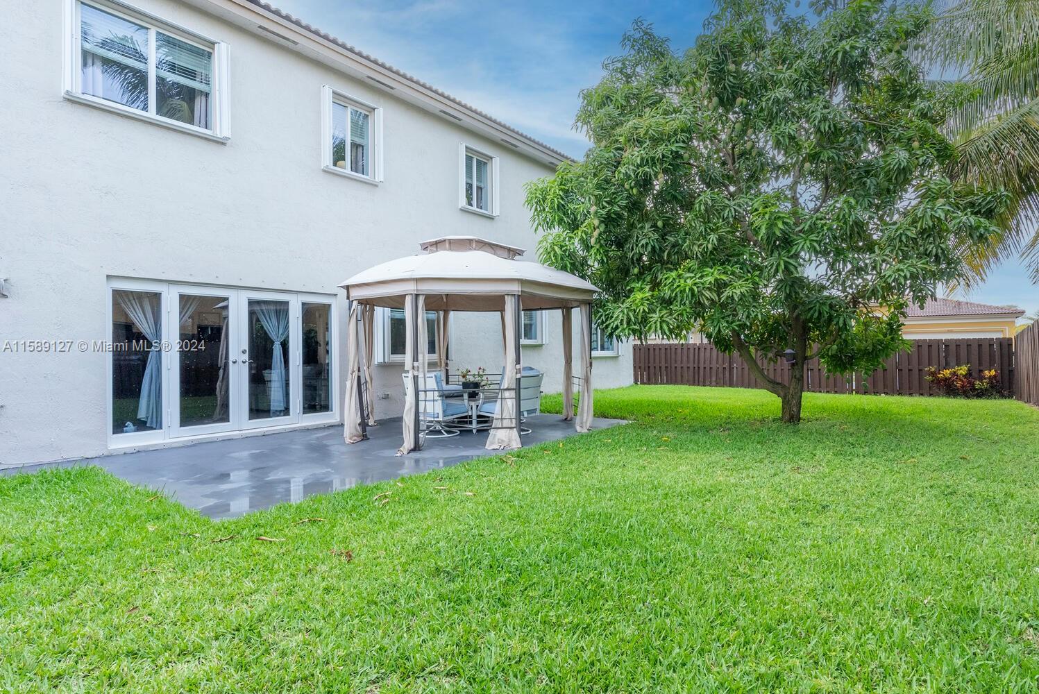 FLORIDIAN BAY ESTATES - Residential