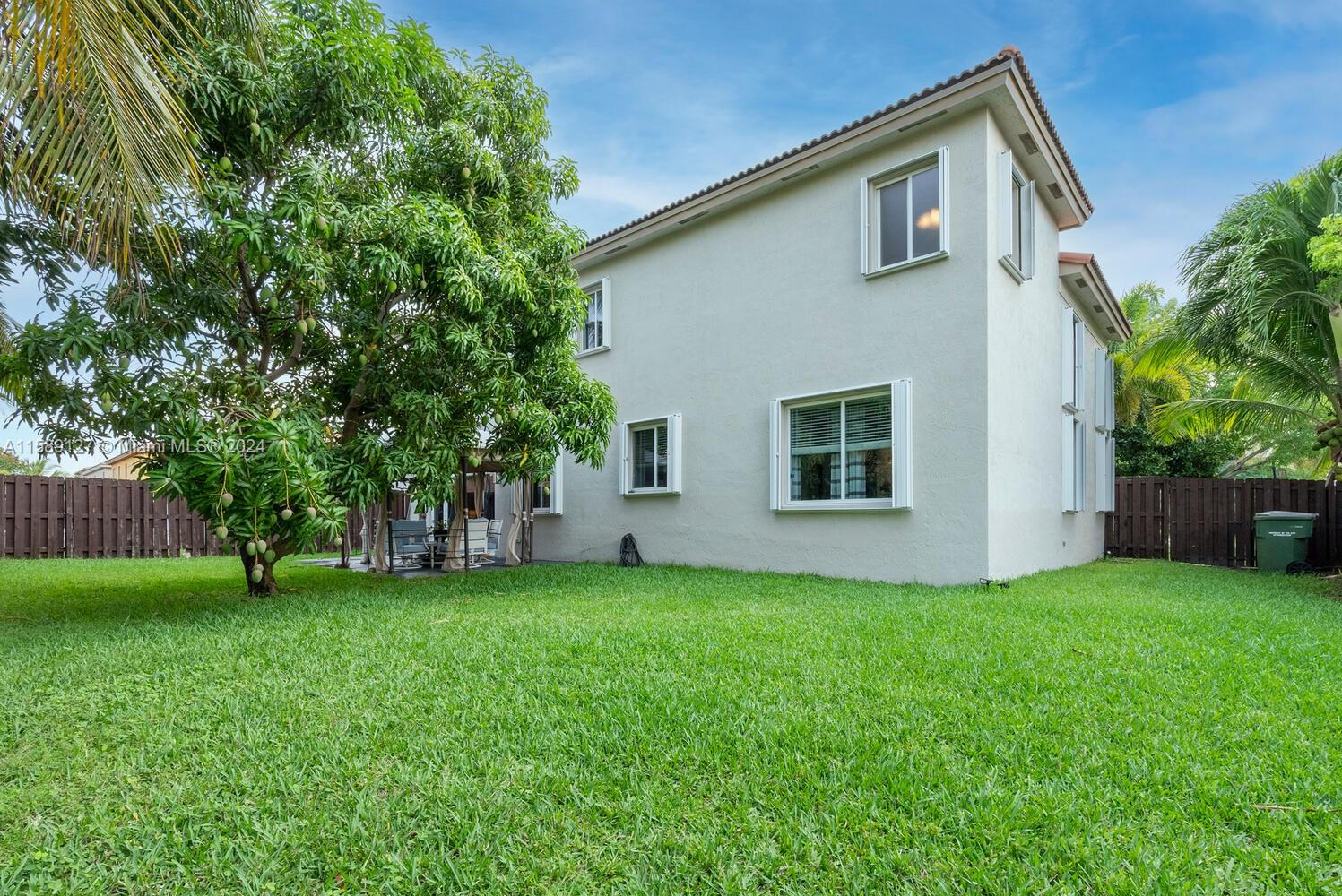 FLORIDIAN BAY ESTATES - Residential