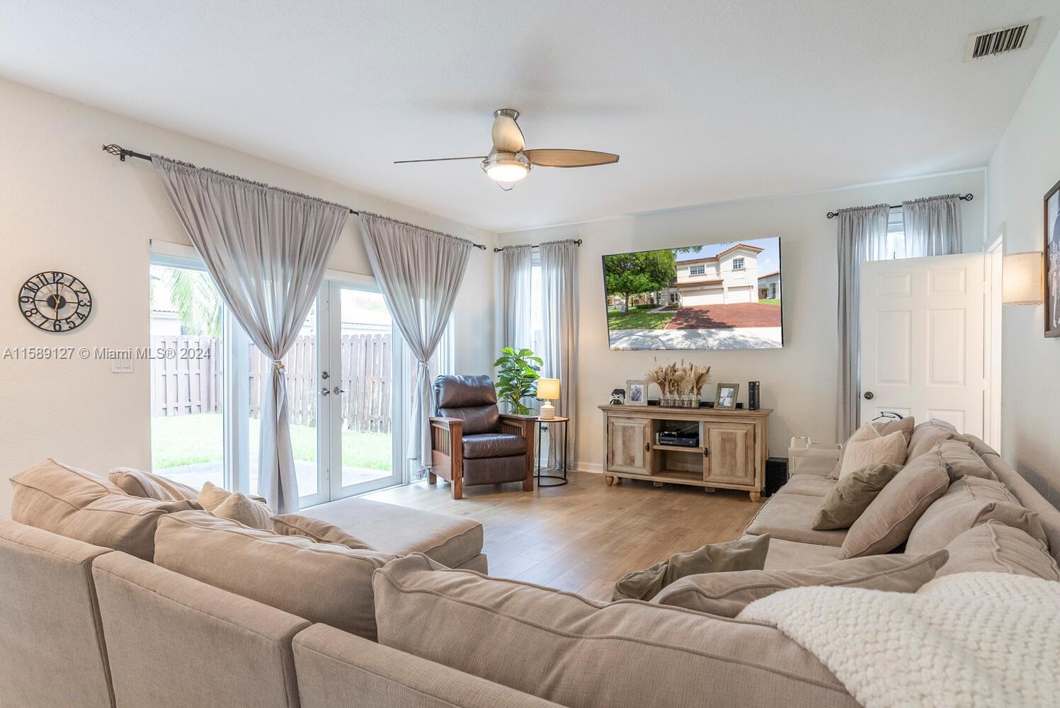 FLORIDIAN BAY ESTATES - Residential