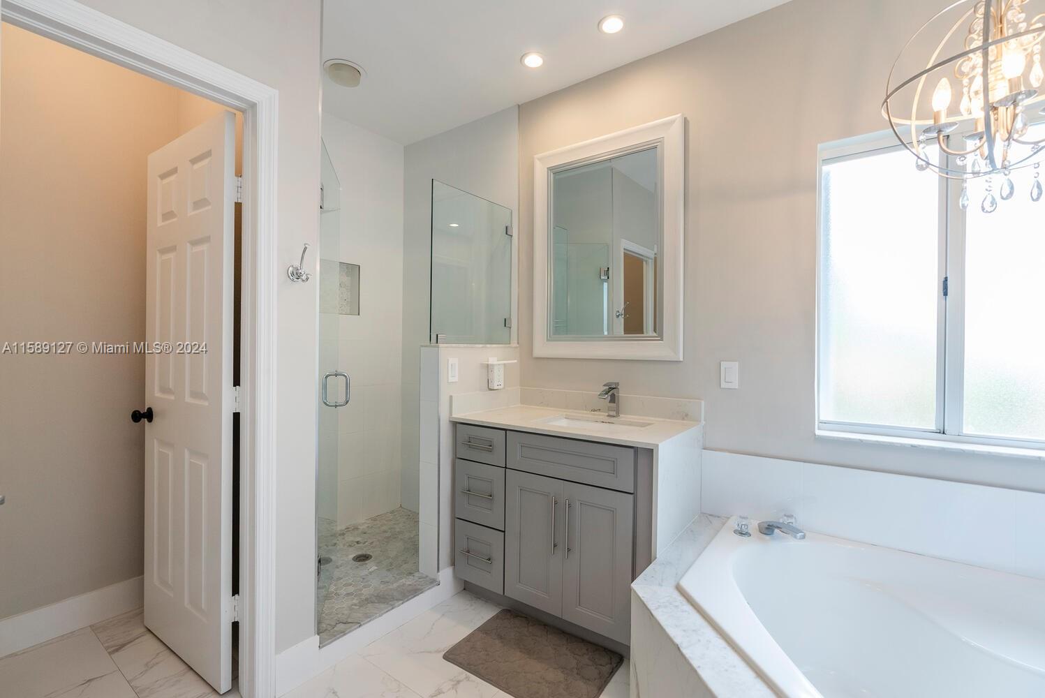 FLORIDIAN BAY ESTATES - Residential