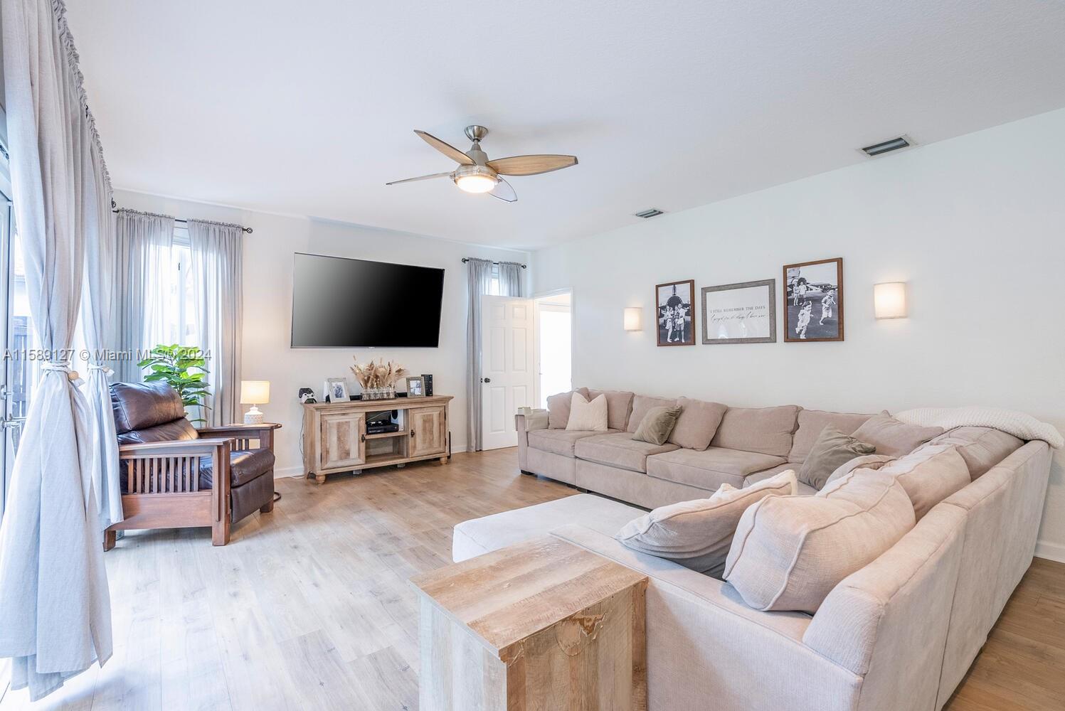 FLORIDIAN BAY ESTATES - Residential