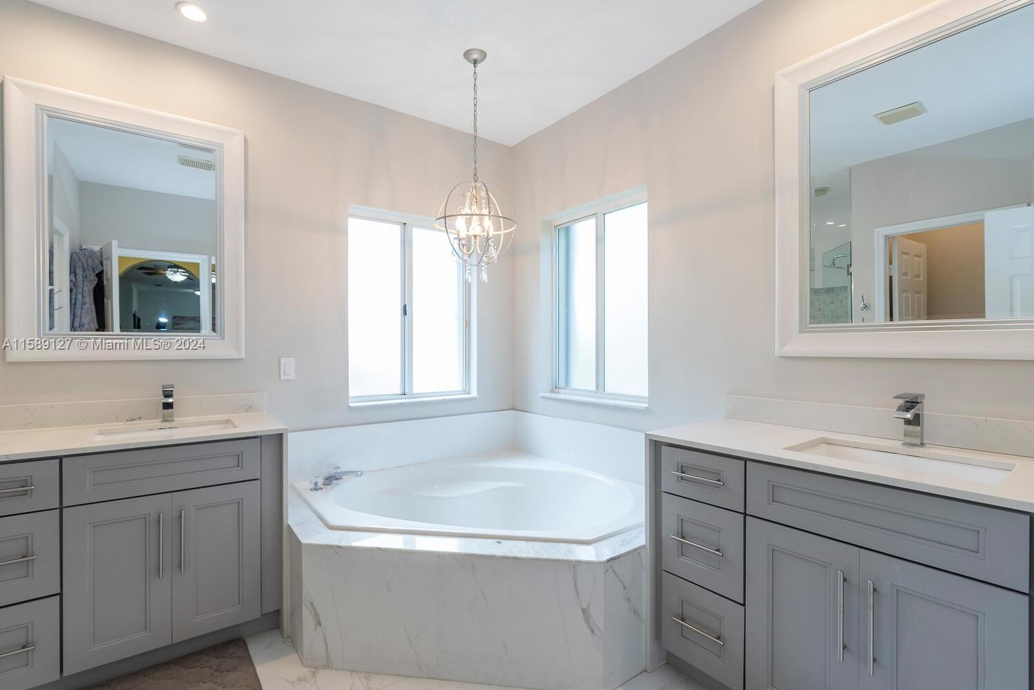 FLORIDIAN BAY ESTATES - Residential