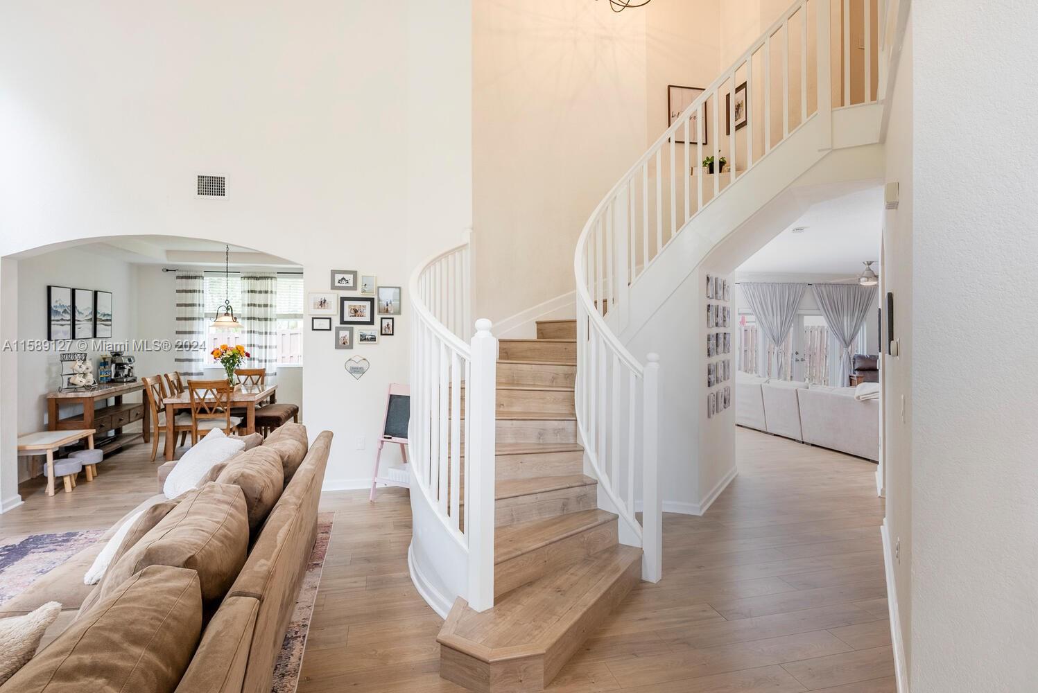 FLORIDIAN BAY ESTATES - Residential