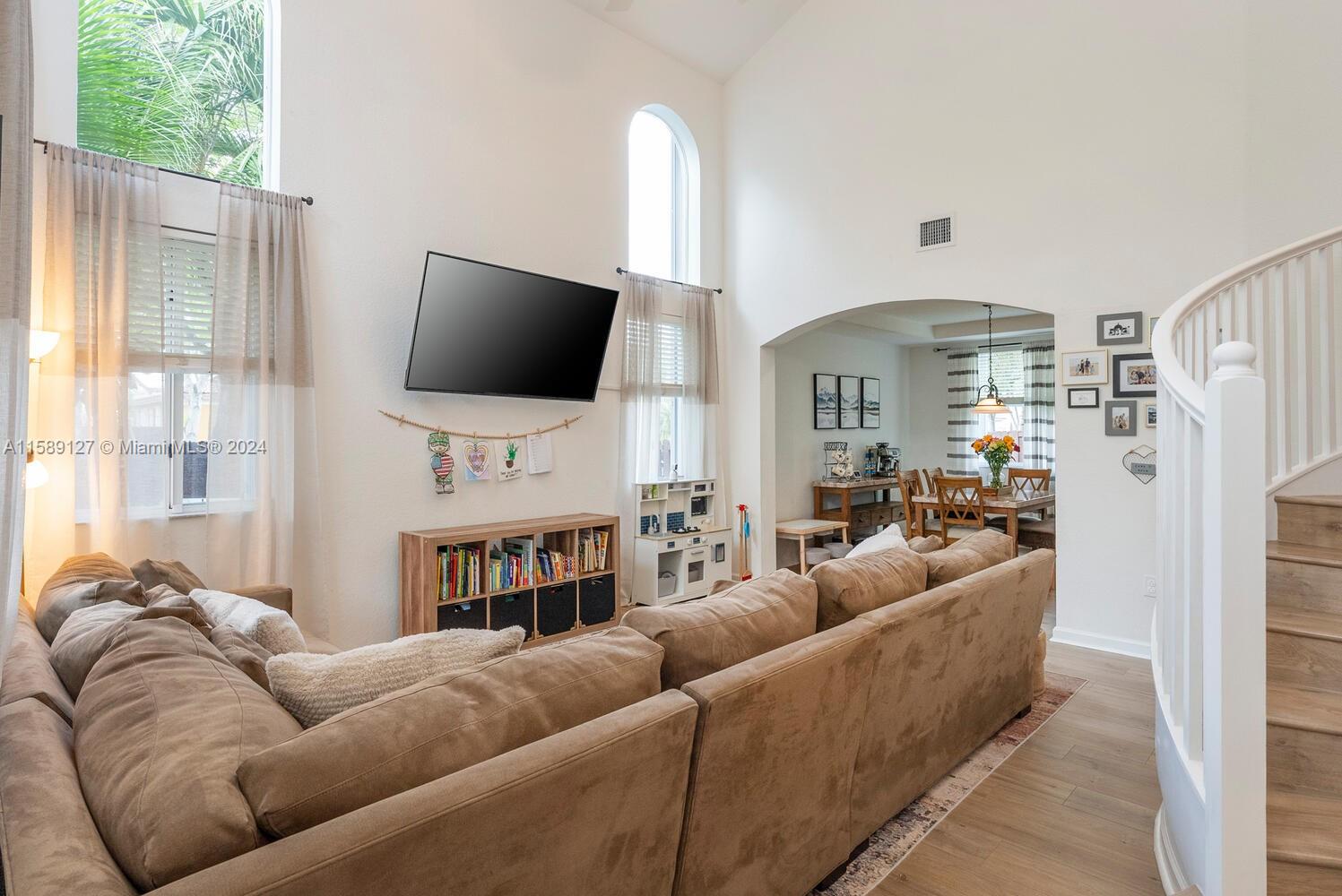 FLORIDIAN BAY ESTATES - Residential