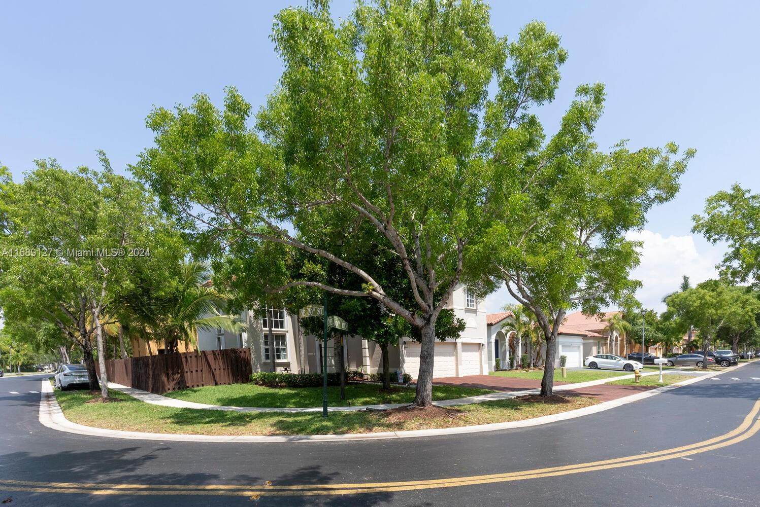 FLORIDIAN BAY ESTATES - Residential