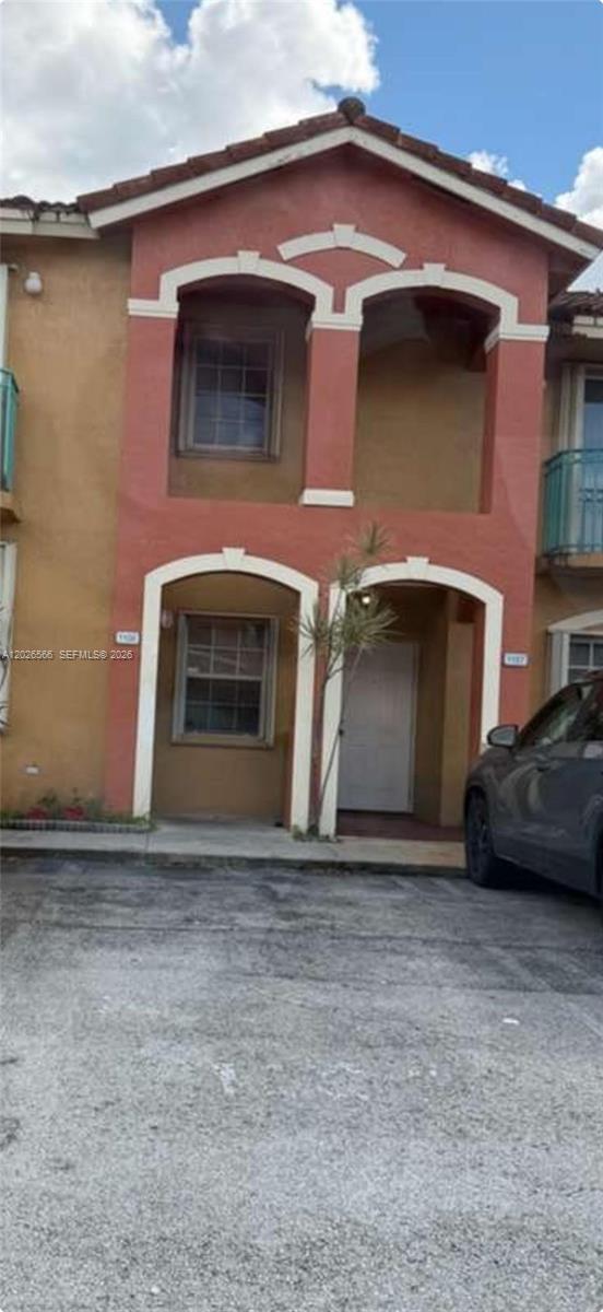 Townhouse with 3 bed 2 bath upstairs plus a half bath downstairs. It offers 2 parking spaces, laundry in unit, fenced backyard (WATER INCLUDED ON RENT) NO BEDROOM DOWNSTAIRS .