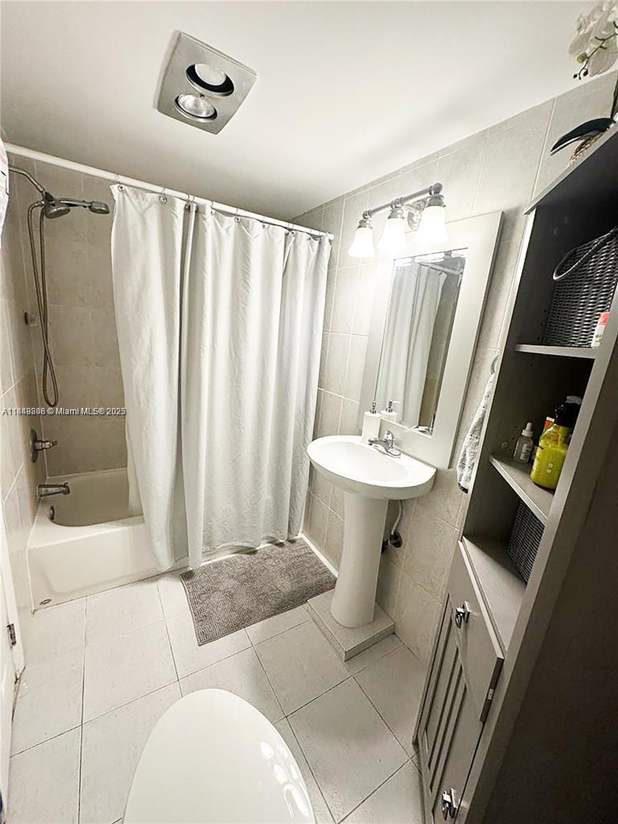 COMMODORE PLAZA CONDO - Residential
