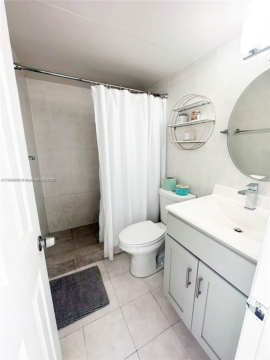 COMMODORE PLAZA CONDO - Residential
