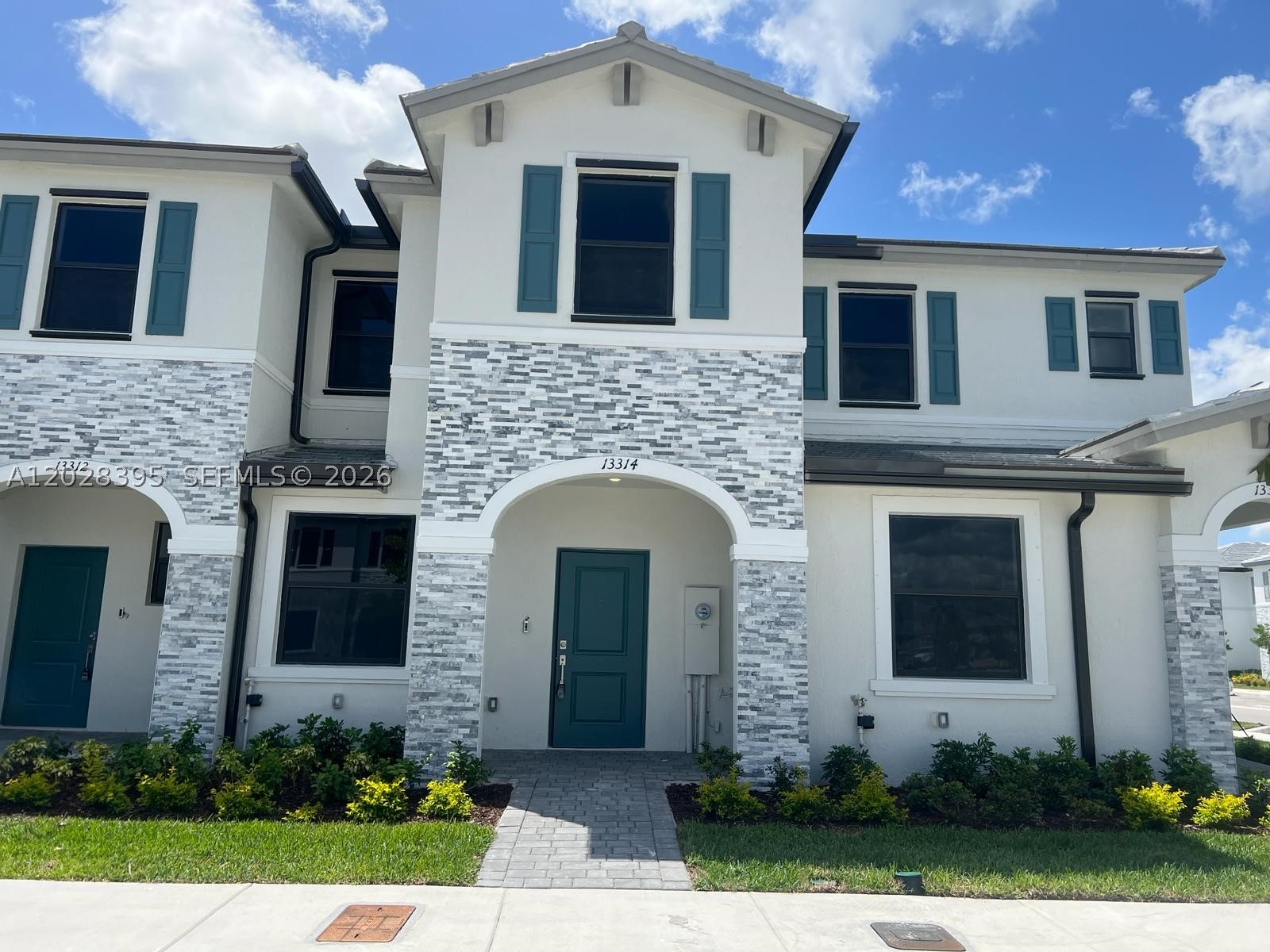 NICE 3 BDR/2.5 BTH VILLA IN PINE ISLE, HOMESTEAD. RECENTLY BUILT LENNAR's COMMUNITY. AMENITIES FOR THE FAMILY. GREAT LOCATION! INSTRUCTIONS AT BROKERS EMARKS.