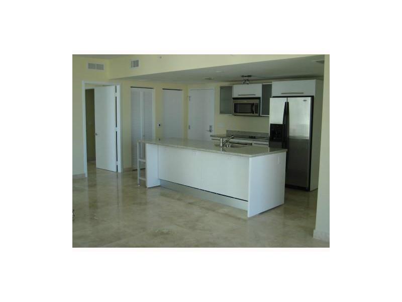 BEAUTIFUL 3/3 APARTMENT.  AMAZING RIVER AN CITY VIEWS.  MARBLE FLOORS, FULL AMENITIES IN THE BUILDING.  MUST SEE!!!!!