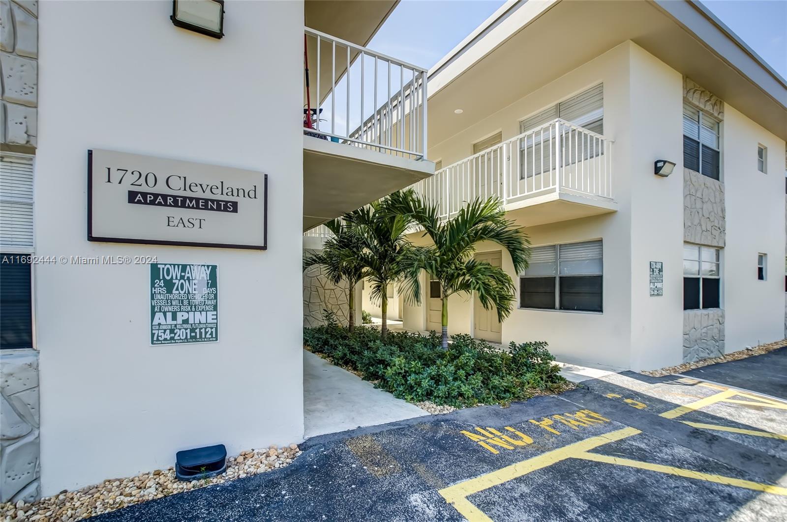 Amazing one-bedroom, one-bathroom apartment for rent in Hollywood. Amenities include central air, a modern kitchen, stainless steel appliances, and designer finishes. The building is beautiful and well-kept, with modern pool facilities.

Pet-friendly with a $400 pet fee. 

rent - $1795 plus $75 water